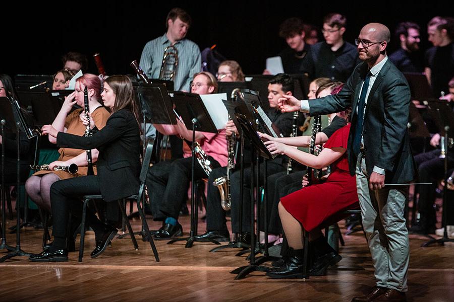 Dr. 威廉·萨顿 instructs low brass at Northwest 和 conducts the Symphonic B和. (摄影:Chloe Timmons/<a href='http://rj2.gemeinde-kreativ.net'>澳门网上博彩官方网站</a>)