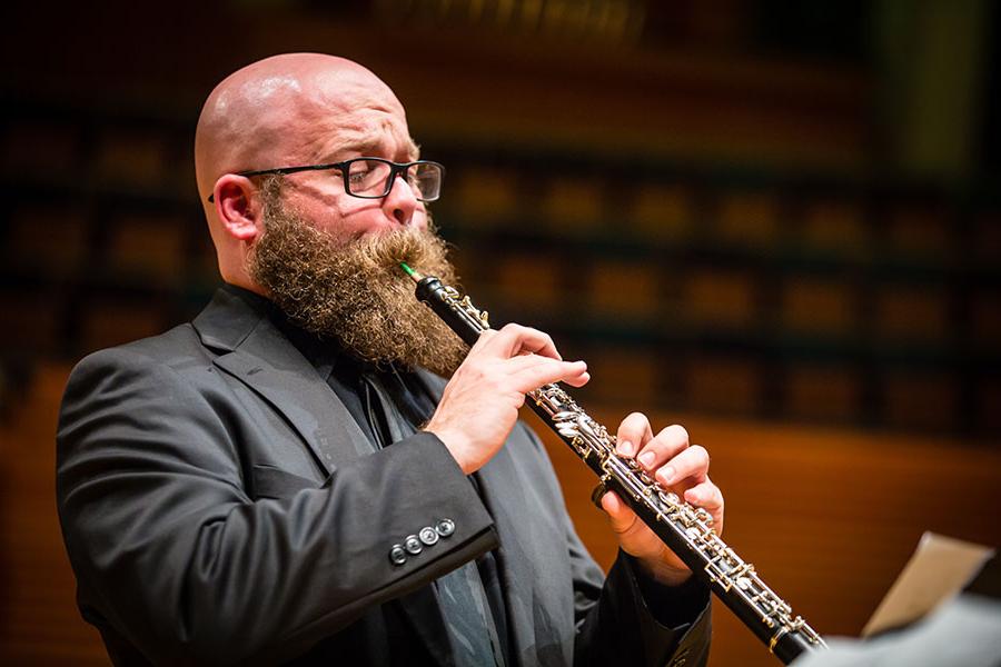 Dr. 约瑟夫·托马斯·, an assistant professor of music at Northwest, is a woodwind performer. (摄影:Todd Weddle/<a href='http://rj2.gemeinde-kreativ.net'>澳门网上博彩官方网站</a>)